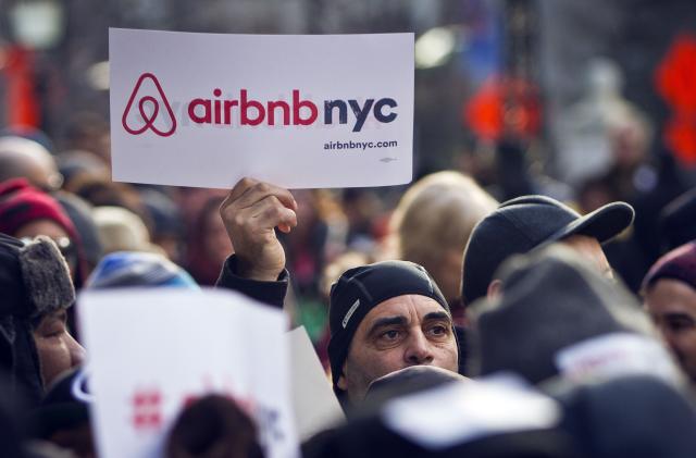 ARCHIVO - Partidarios de Airbnb durante una protesta afuera del Ayuntamiento de Nueva York, el 20 de enero de 2015. (AP Foto/Bebeto Matthews, Archivo)