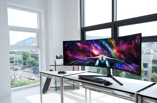 Samsung's ultrawide dual 4K gaming monitor arrives in October for $2,500